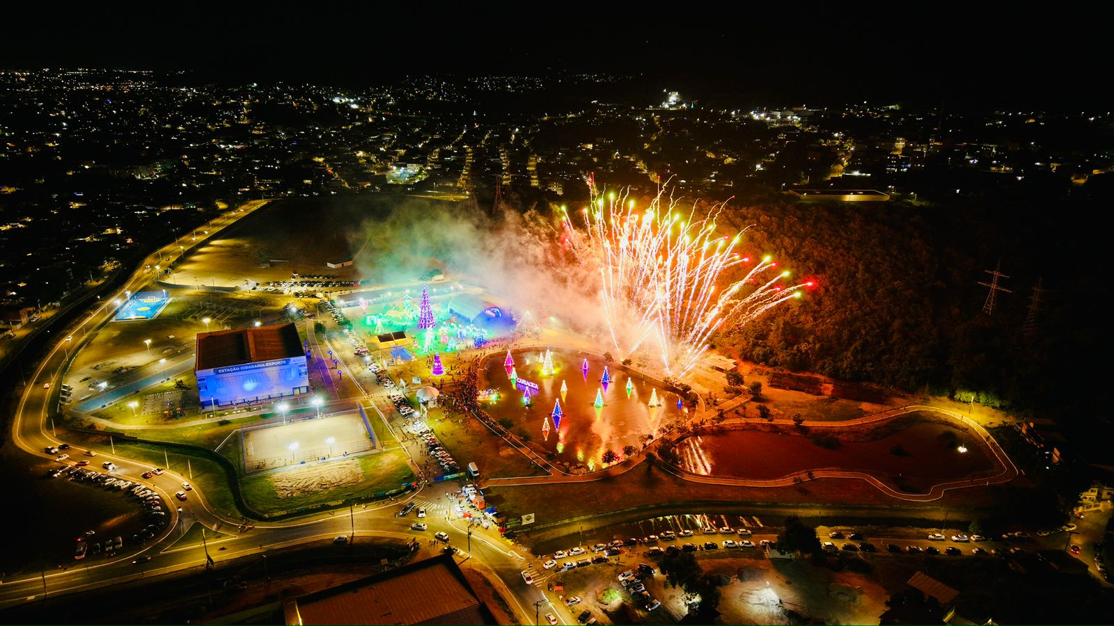 Espetáculo de luzes e cores marca a inauguração da iluminação da Vila de Natal de Cariacica