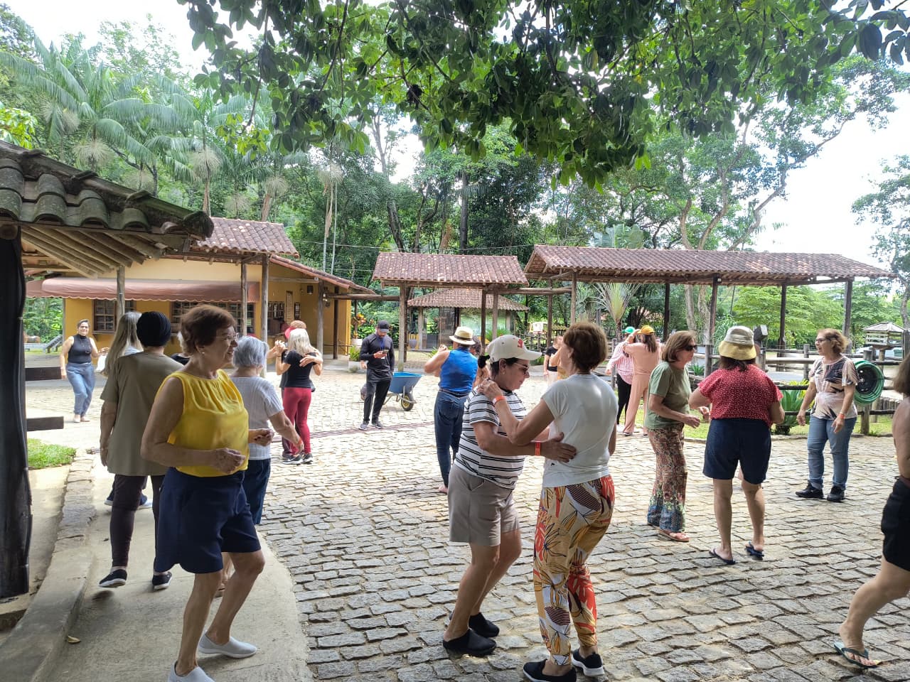 Idosos do CCPI de Jardim América participam de atividade ao ar livre na área rural do município