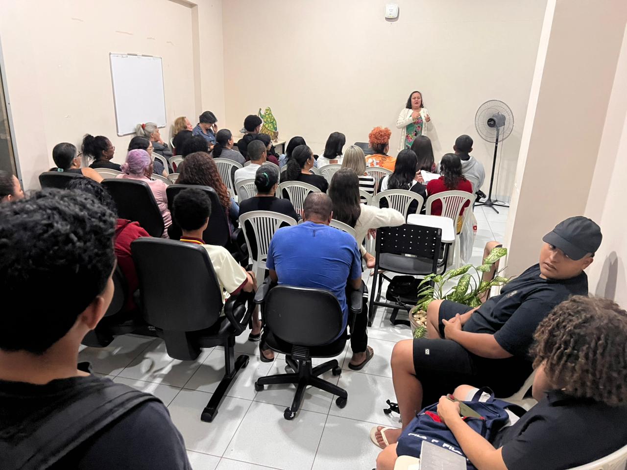 Alunos da EJA participam de lançamento de livro na Biblioteca Municipal