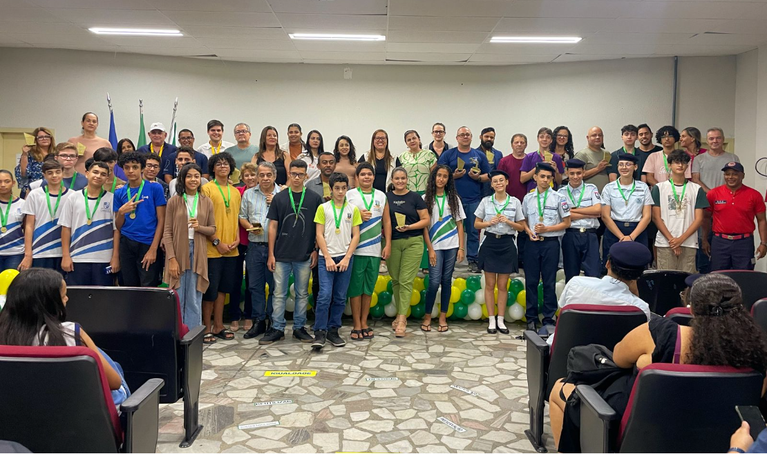 Estudantes são homenageados pelo destaque em olimpíadas de Matemática e Robótica