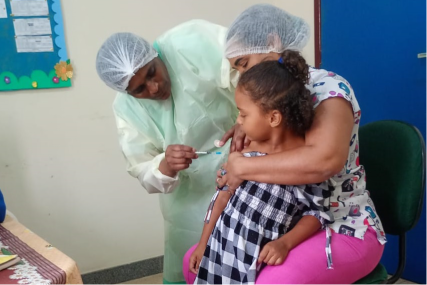 Mais de 2 mil doses de vacinas são aplicadas em alunos da rede municipal de ensino