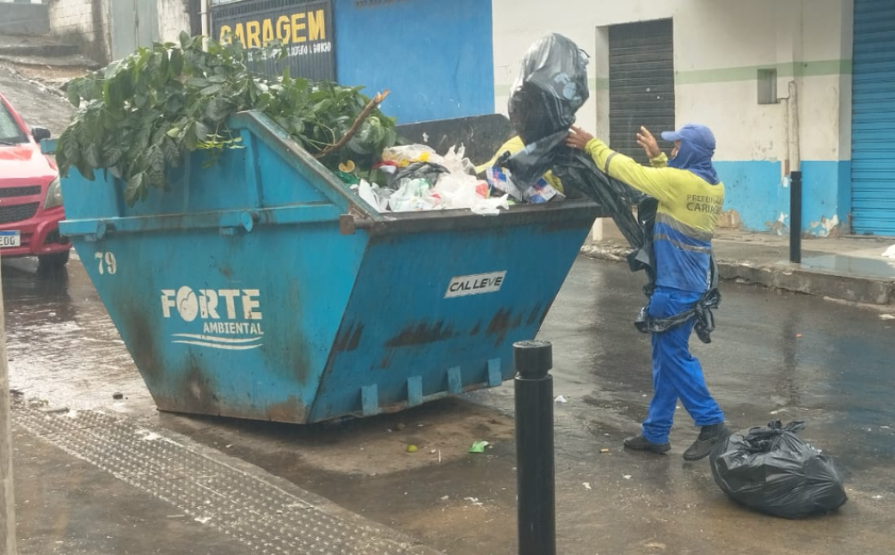 Domingo é de muito trabalho nas equipes de limpeza da Secretaria de Serviços