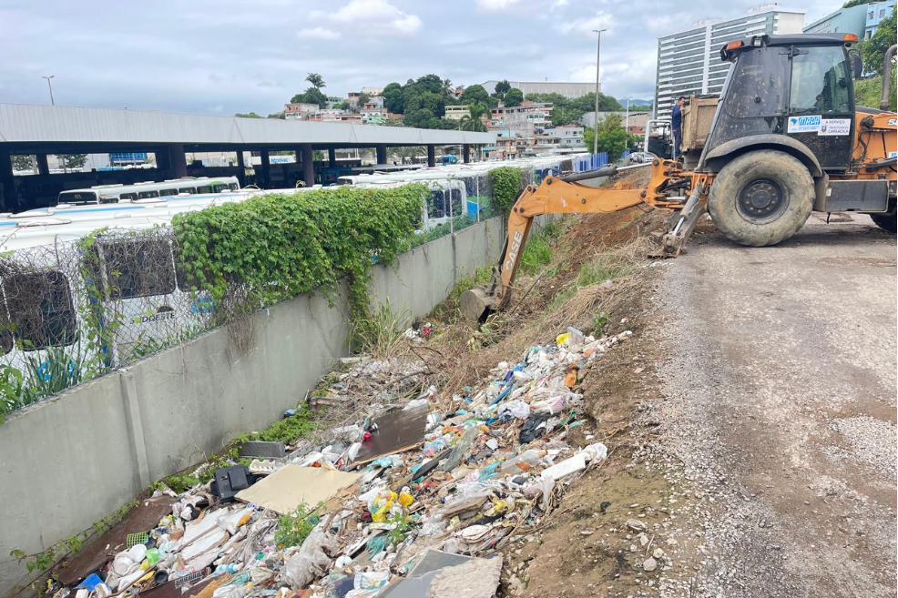 Equipes da Semserv continuam trabalhando para manter a cidade limpa
