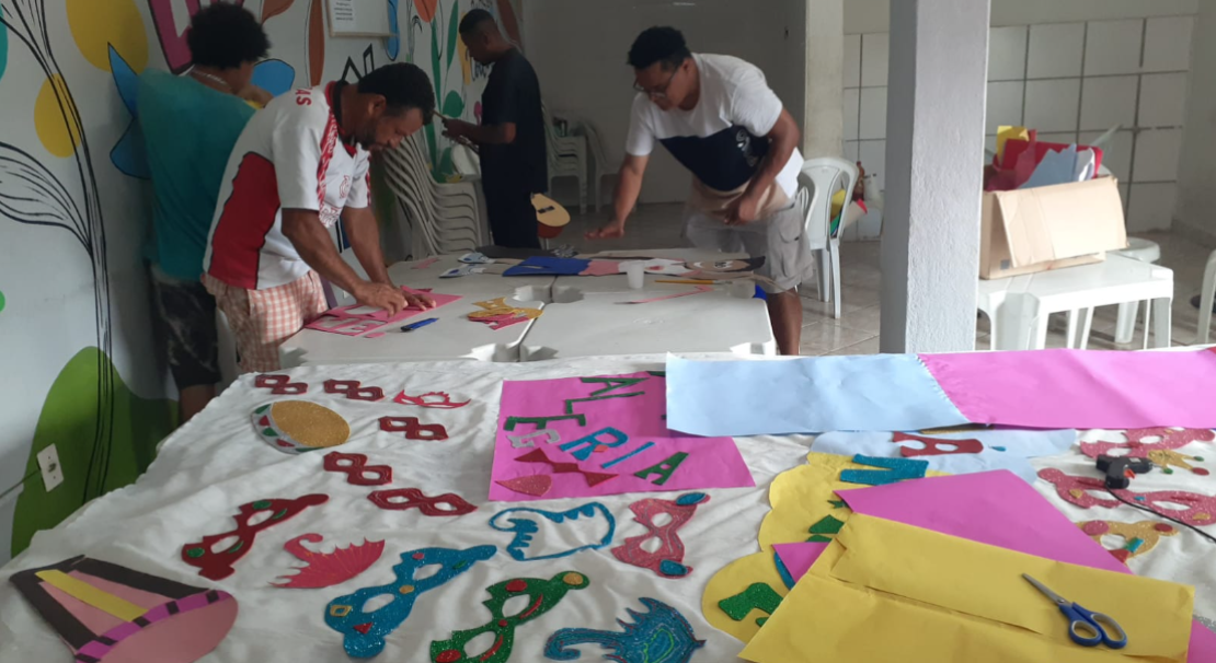 Assistidos pelo Centro Pop participam de oficinas temáticas do Carnaval