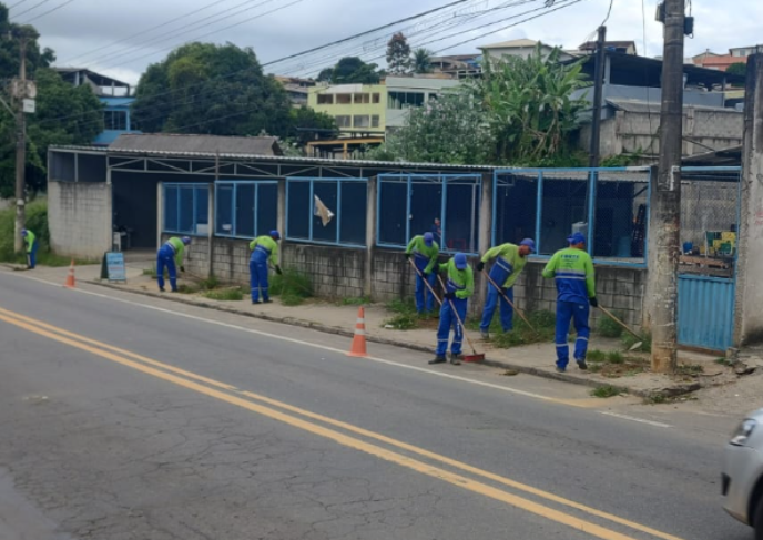Secretaria de Serviços realiza ações de varrição, execução de muro e limpeza de canal em diversos bairros 
