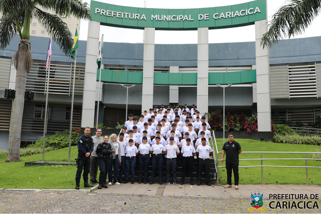 Alunos da guarda conhecem prédios públicos e pontos turísticos da cidade em visitas técnicas