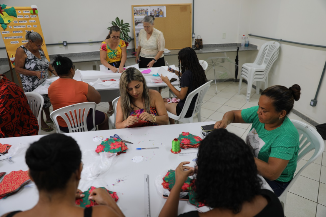 Oficina de artesanato: mulheres costuram com as mãos vínculos comunitários mais fortes  