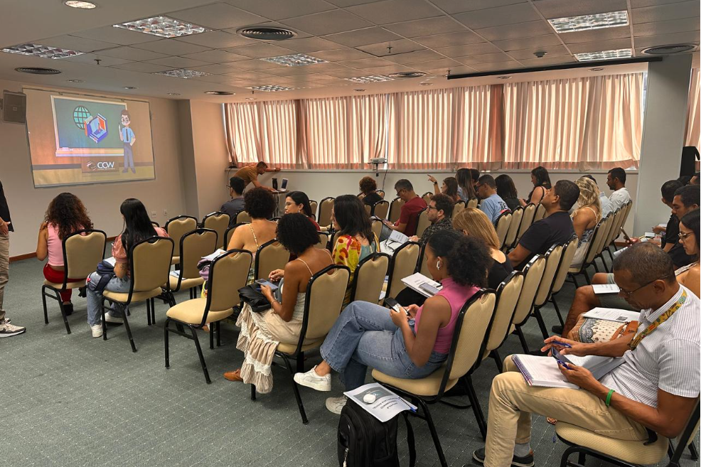 Professores da rede de ensino participam de formação para uso das lousas digitais