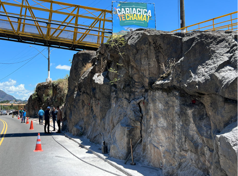 Prefeitura realiza interdição na Nova Orla para retirada de pedras