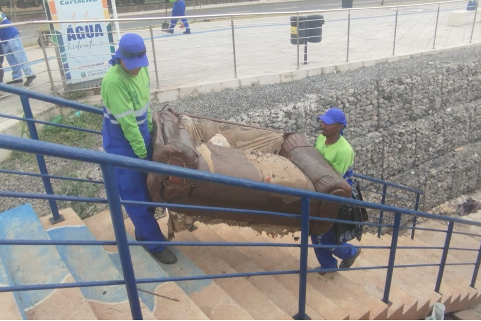 Lixo, pneu e até sofá são recolhidos durante limpeza na Orla de Cariacica