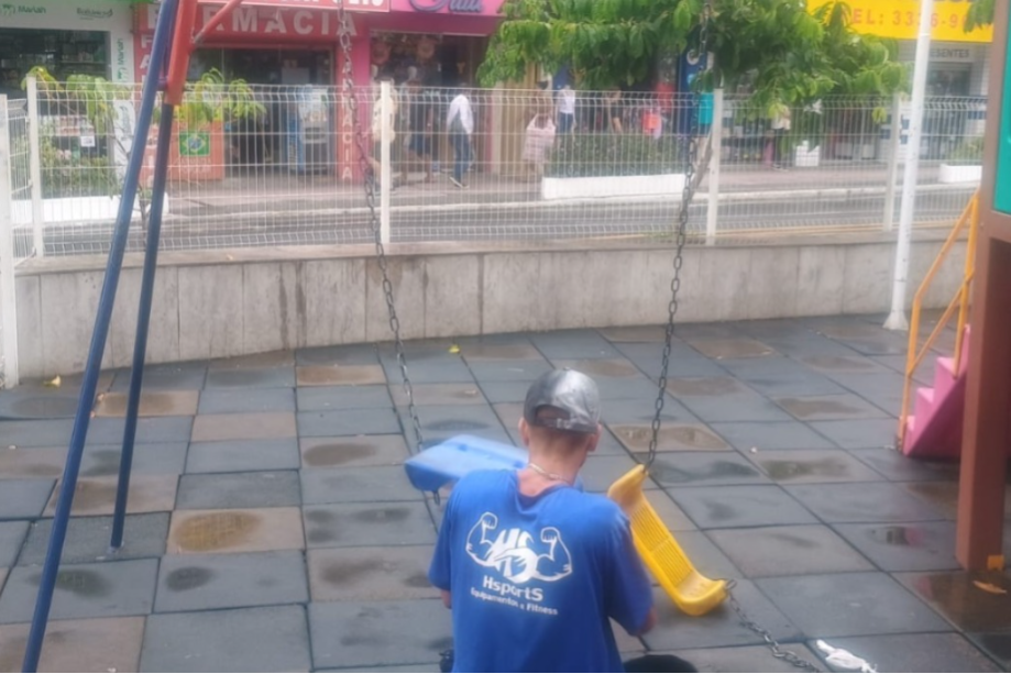 Manutenção em playgrounds e academias populares é intensificada para o período de férias 