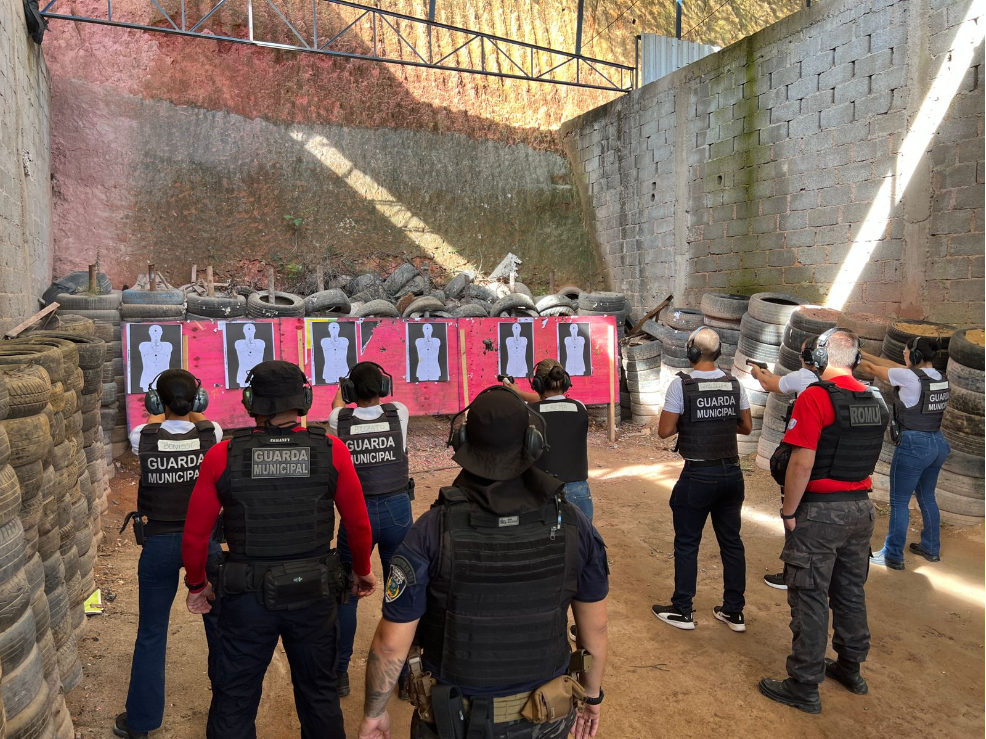 Alunos da Guarda Municipal de Cariacica fazem aulas práticas de armamento e tiro