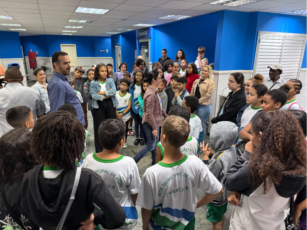 Estudantes visitam sede da prefeitura durante atividade do projeto 