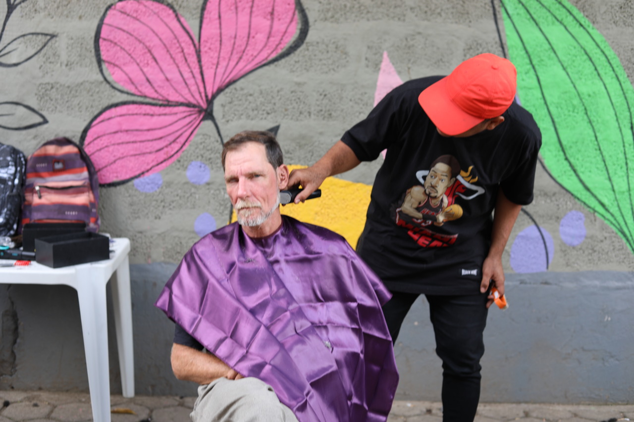 De corte de cabelo a almoço especial: Centro Pop realiza programação pelo Dia Nacional da População em Situação de Rua