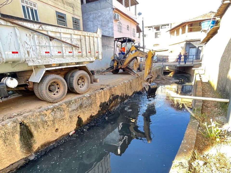 Limpeza devalão, tapa-buracos e desobstrução de redes são algumas ações da Secretaria de Serviços nesta segunda (4)