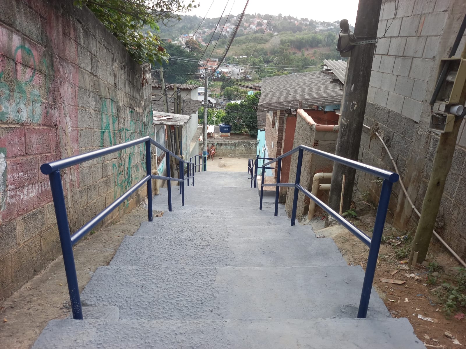 Escadarias de Presidente Médice e Nova Valverde ganham reforço na segurança com corrimão e guarda-corpo