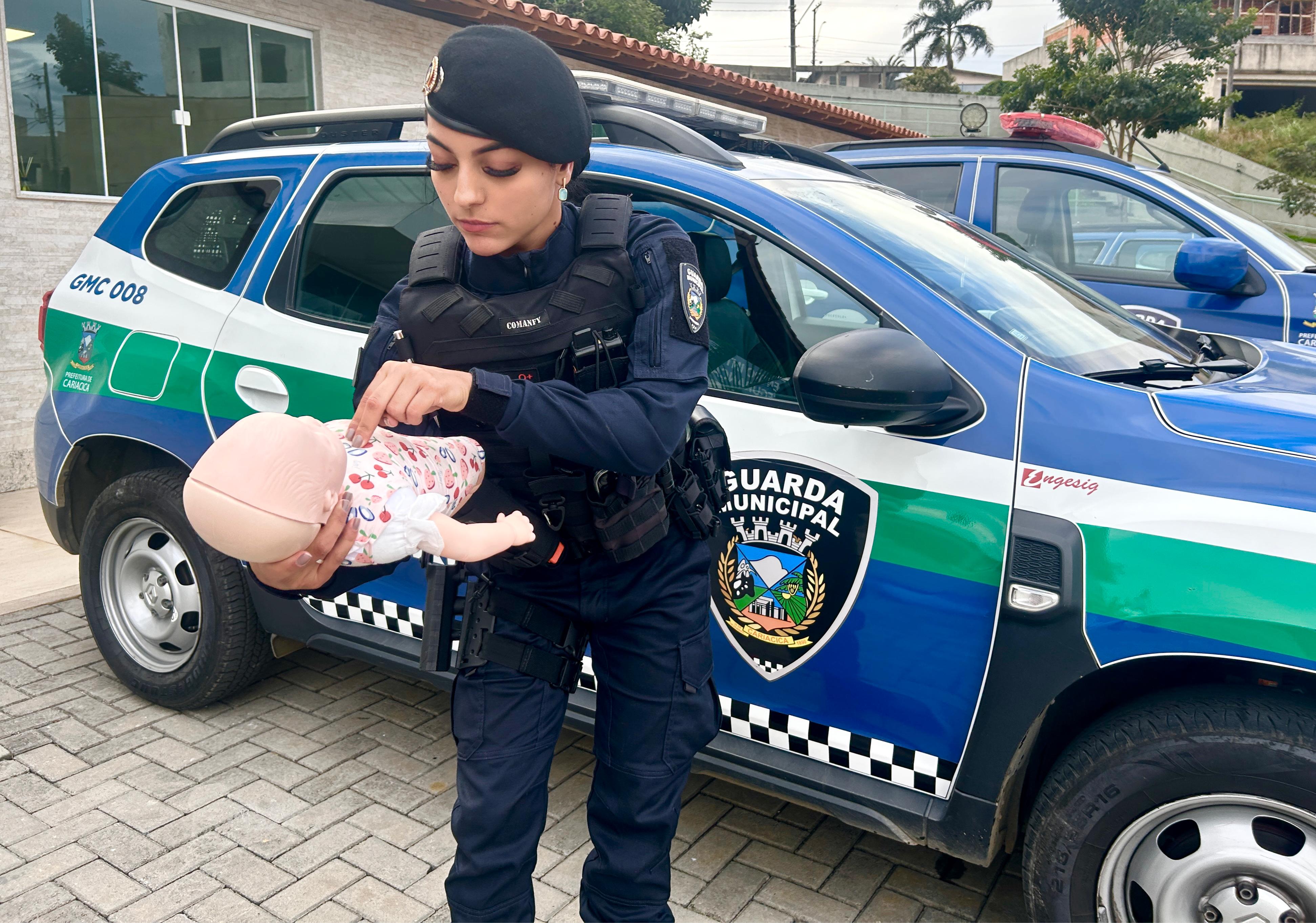 Agente da Guarda Municipal ensina manobra de desengasgo em bebês e adultos 