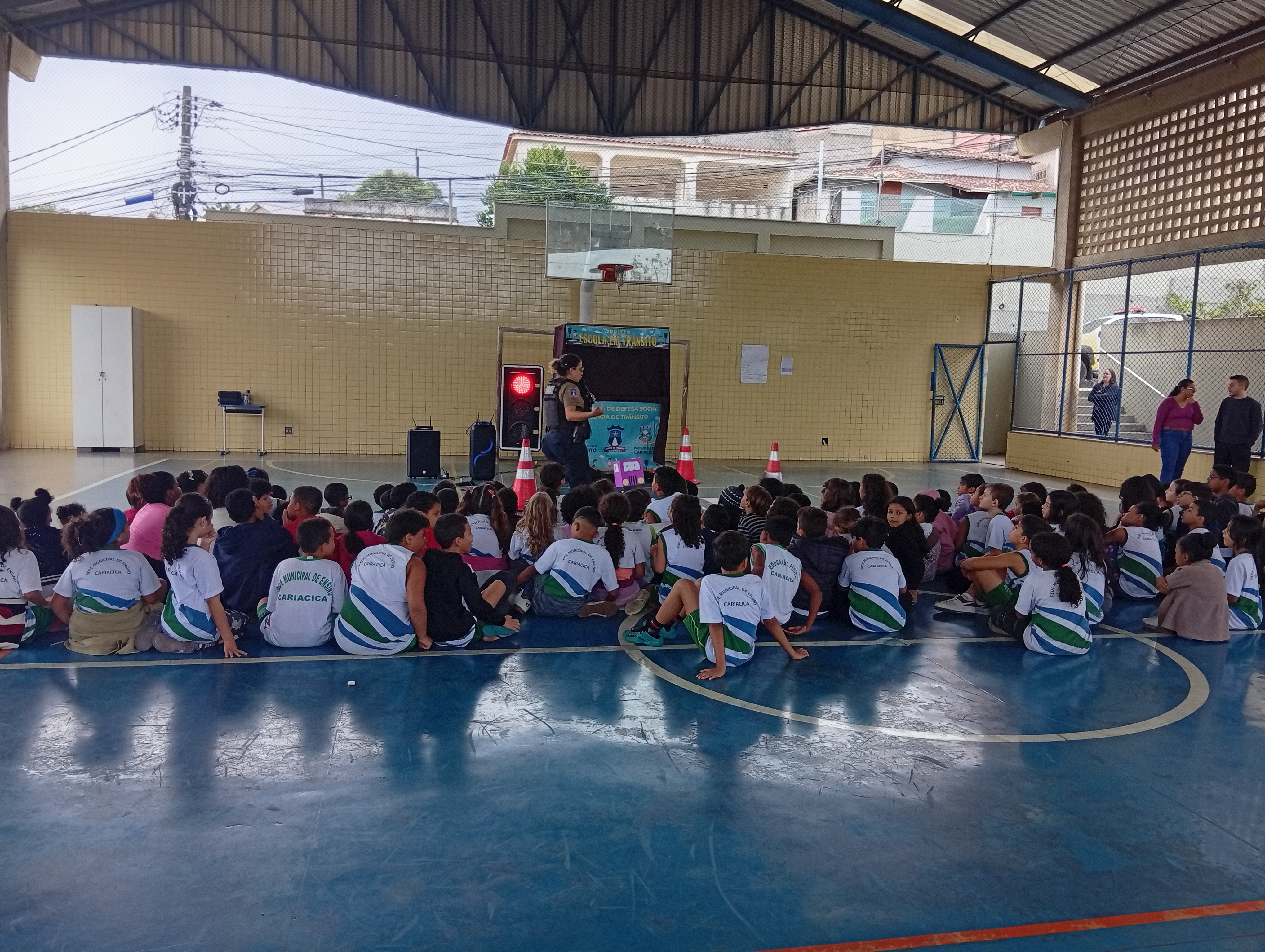Crianças aprendem sobre segurança no trânsito com teatro de fantoches em escola de Vera Cruz