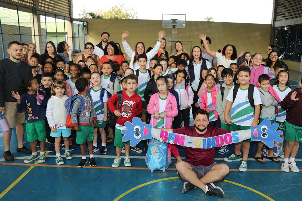 Fantasia, pipoca e mascote: escolas da rede municipal recebem alunos com festa na volta às aulas