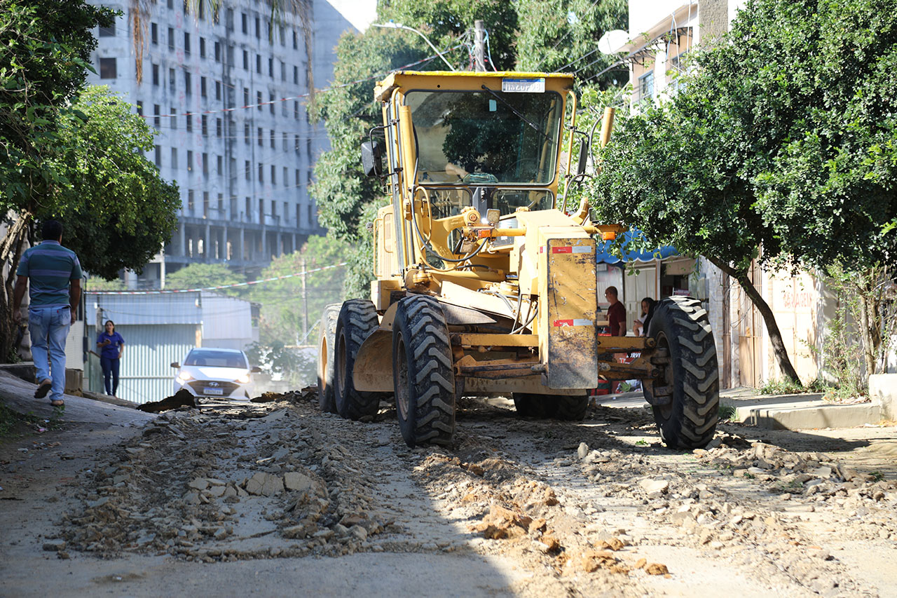 Ruas do bairro Rio Branco são preparadas para pavimentação