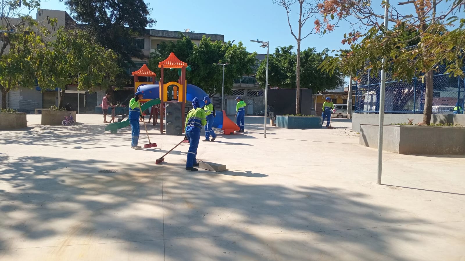 Domingo de limpeza: Secretaria de Serviços realiza ações em praças e bairros da cidade