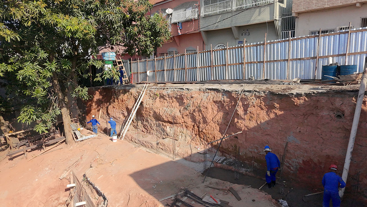 Construção do muro de contenção avança na Rua Manoel Coutinho, em Porto de Santana