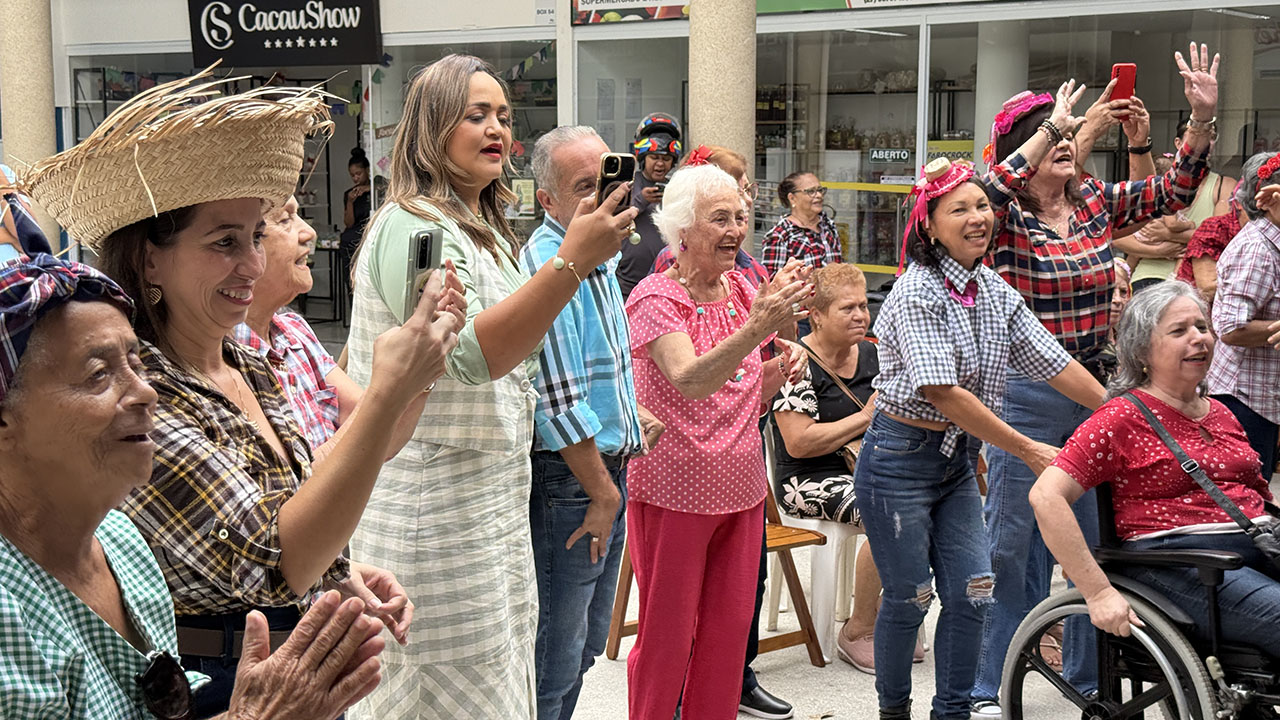 Atendidos do CCPI animam Mercado Municipal com muita música e dança no arraiá