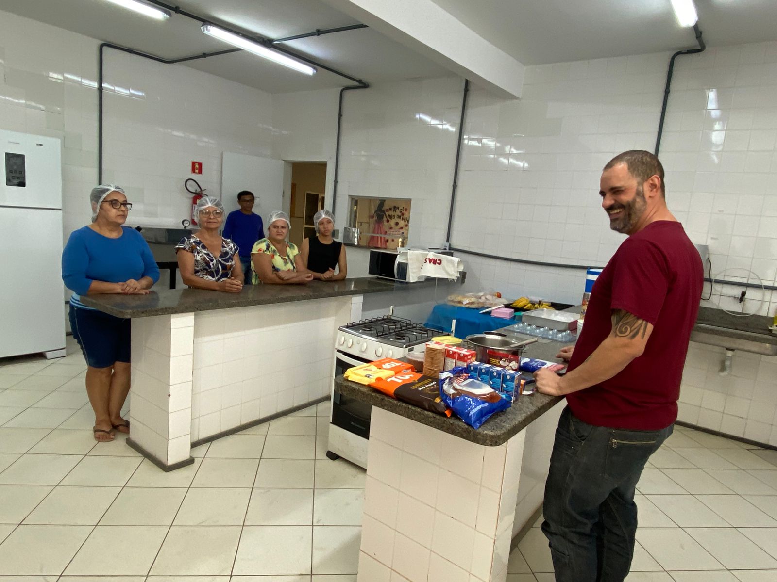 Mobiliza Cariacica realiza oficina de bombom caseiro e palha italiana no Cras de Padre Gabriel