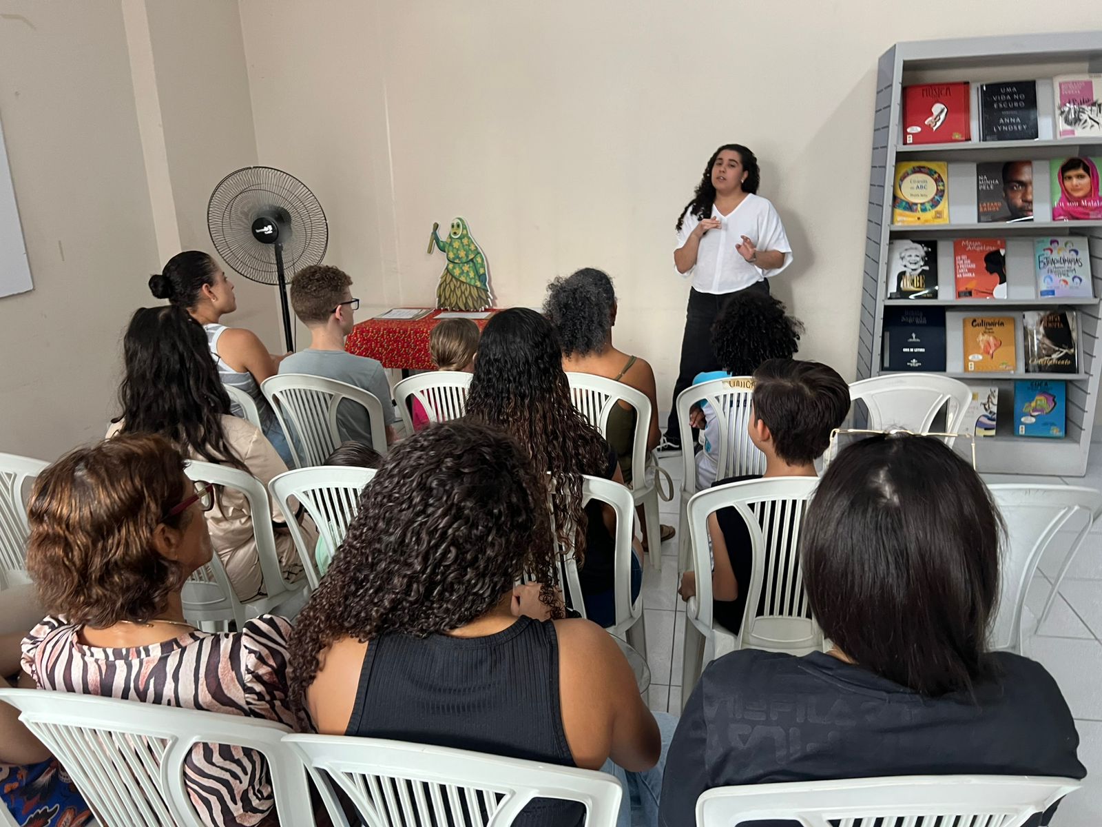 Alunos do curso de inglês da Biblioteca Pública concluem curso e saem com certificado das aulas