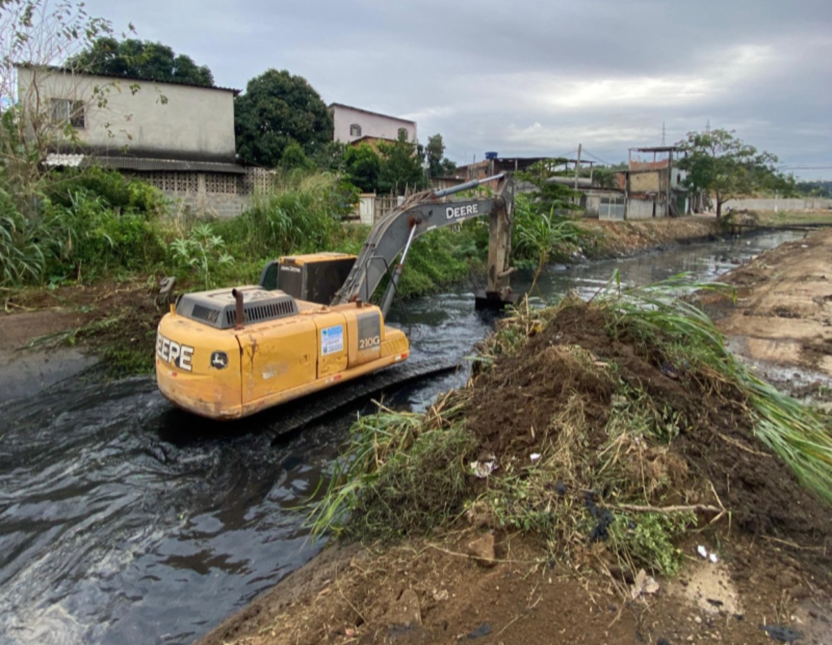 Rio Itanguá recebe serviços de limpeza e desassoreamento para melhorar escoamento da água 
