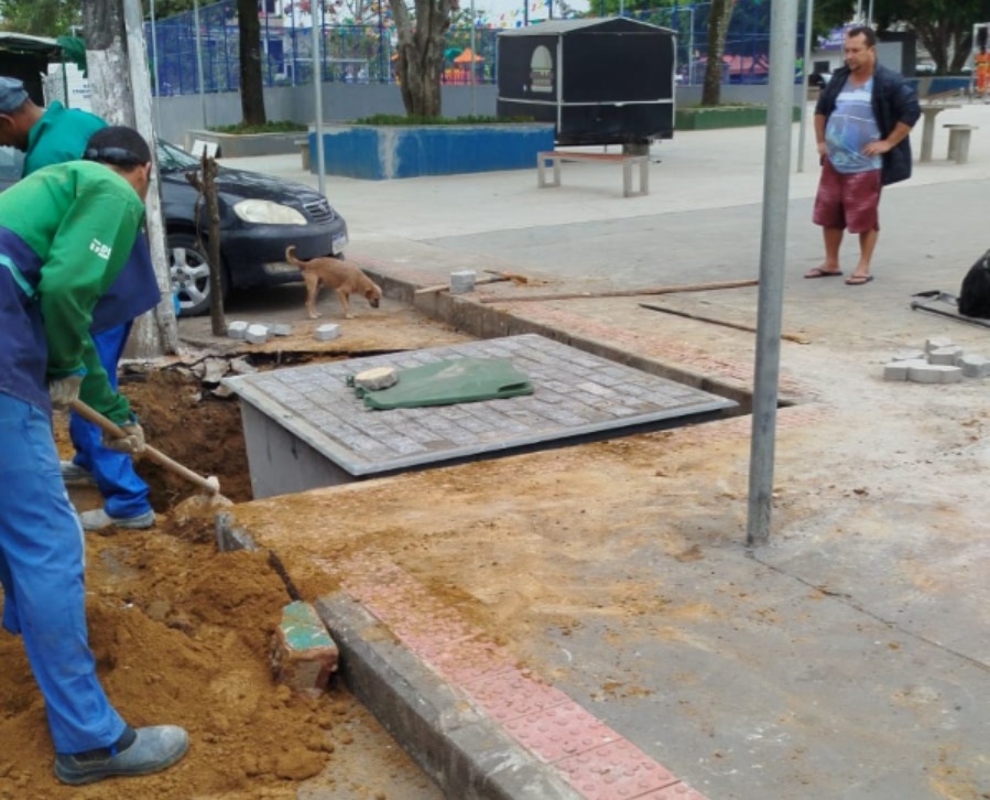 Lixeira subterrânea é instalada na Praça da Bíblia, em Nova Rosa da Penha I