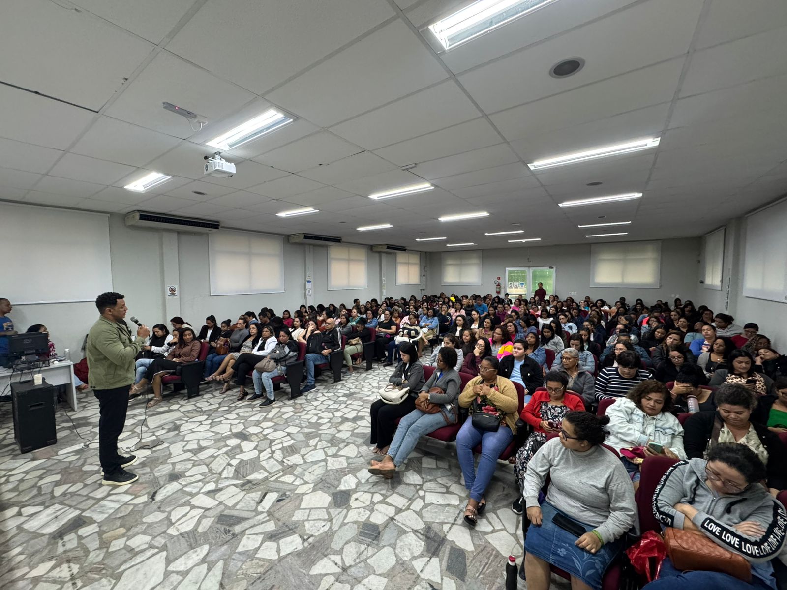 Assistentes educacionais participam de formação sobre estratégias para alunos com TEA no ambiente escolar