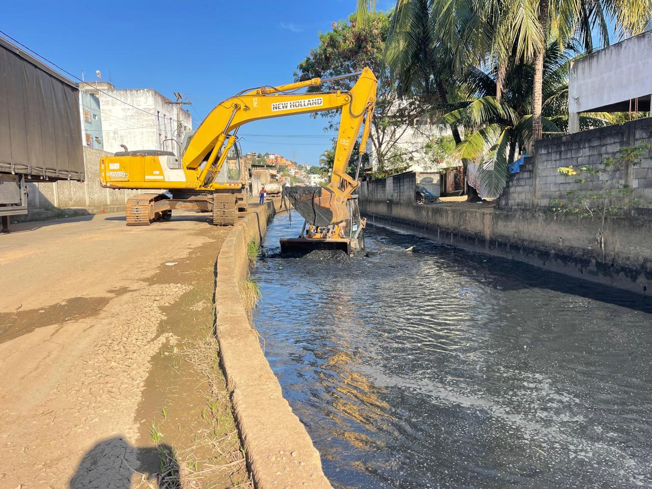 Semana começa com limpeza de Canal em Itanguá e outras frentes de limpeza 