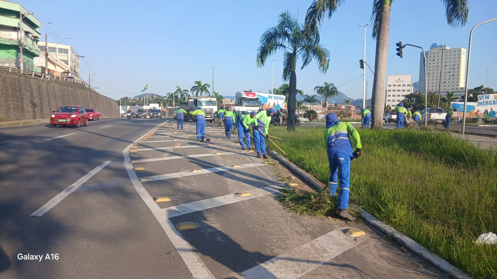 Equipes fazem limpeza na Mário Gurgel