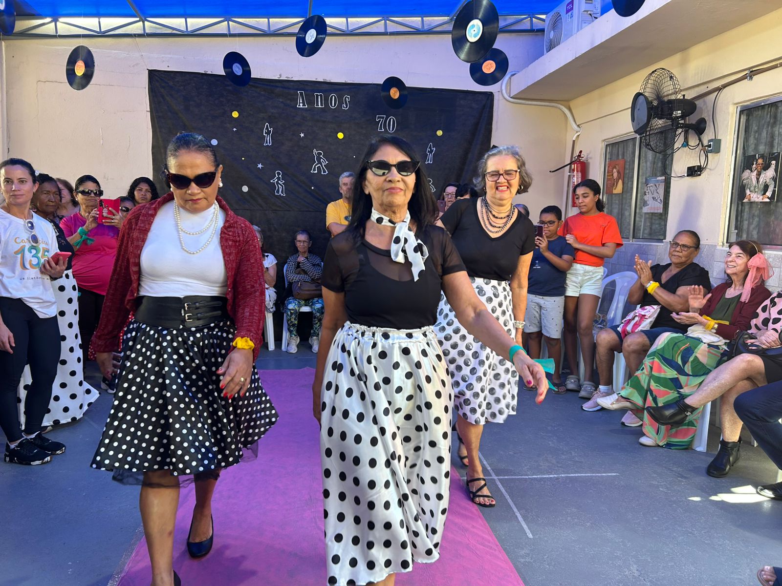 Discoteca dos anos 70 anima colônia de férias no CCPI de Campo Grande