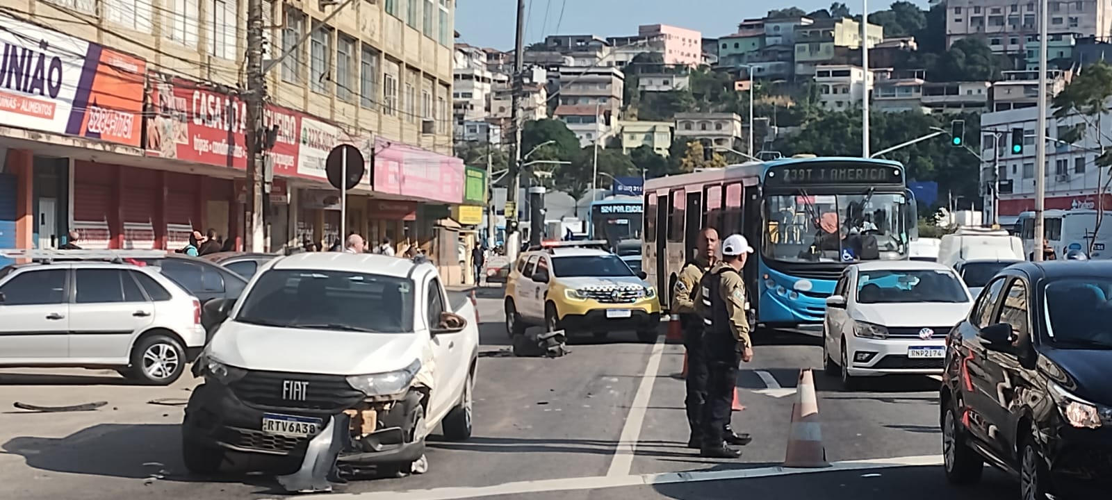 Agentes de trânsito atuam com agilidade após acidente na Avenida Mário Gurgel