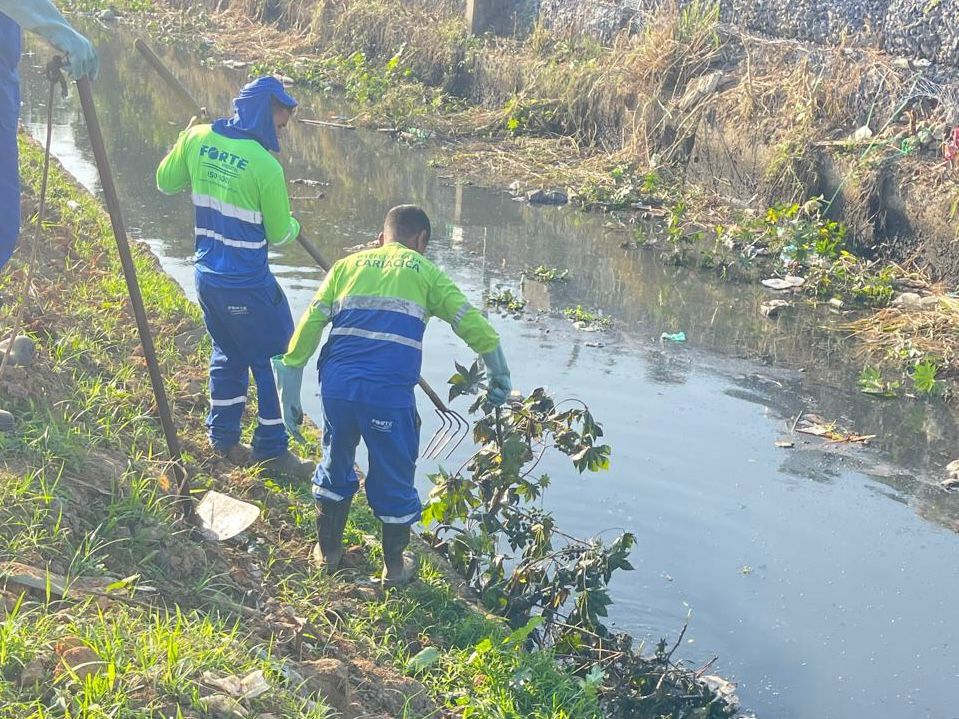 Equipes da Secretaria de Serviços fazem limpeza manual em trechos do Rio Itanguá