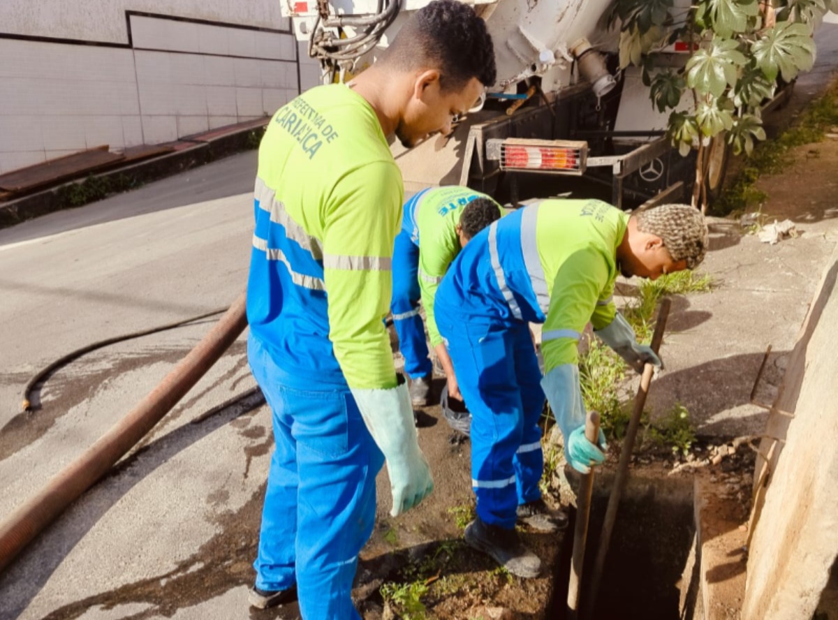 De limpeza de canais a tapa-buracos: semana começa com muito trabalho em diversos bairros do município