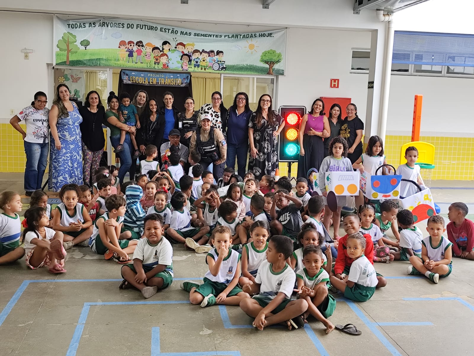 Crianças aprendem sobre segurança no trânsito de forma lúdica e divertida