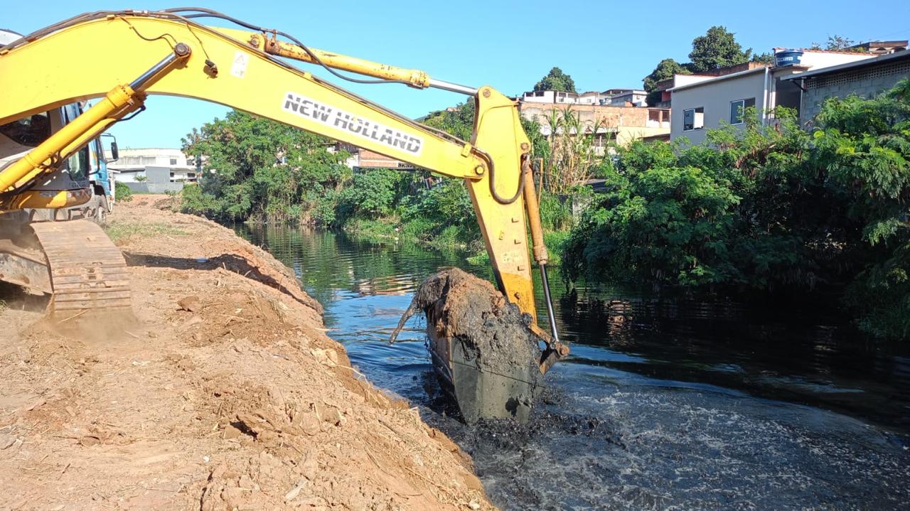 Limpeza de canais garante escoamento da água e qualidade de vida para os moradores de diversos bairros