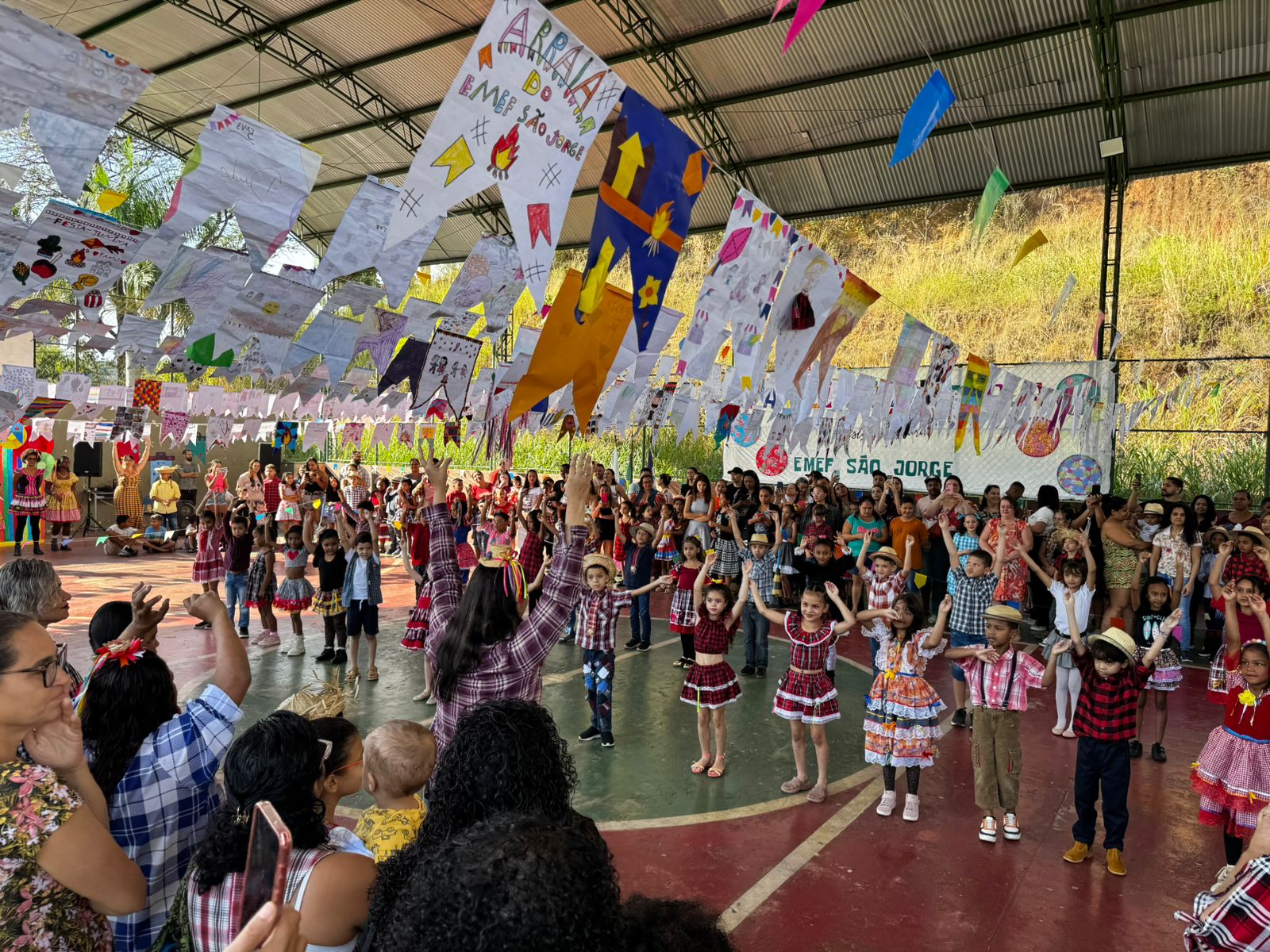 Festa cultural, música, dança e diálogo marcam o Dia da Família nas escolas municipais