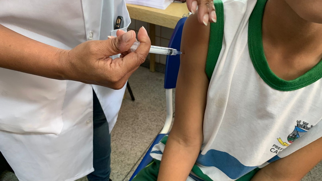 Vacinação nas escolas de Cariacica garante atualização da caderneta de estudantes