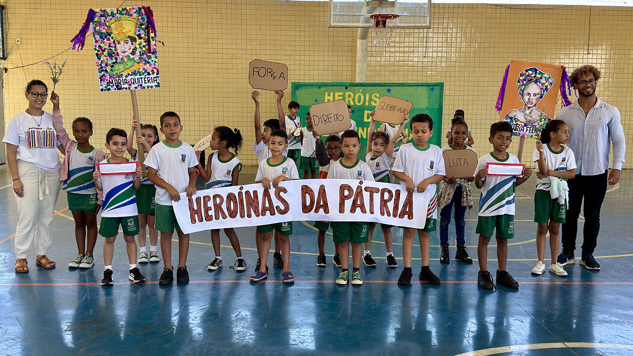 Escola de Cariacica realiza desfile com personagens da história brasileira para celebrar a Independência