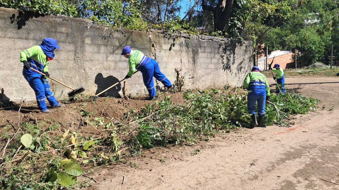 Tapa-buraco e limpeza de vias fizeram parte das ações da Secretaria de Serviços nesta sexta-feira (05)