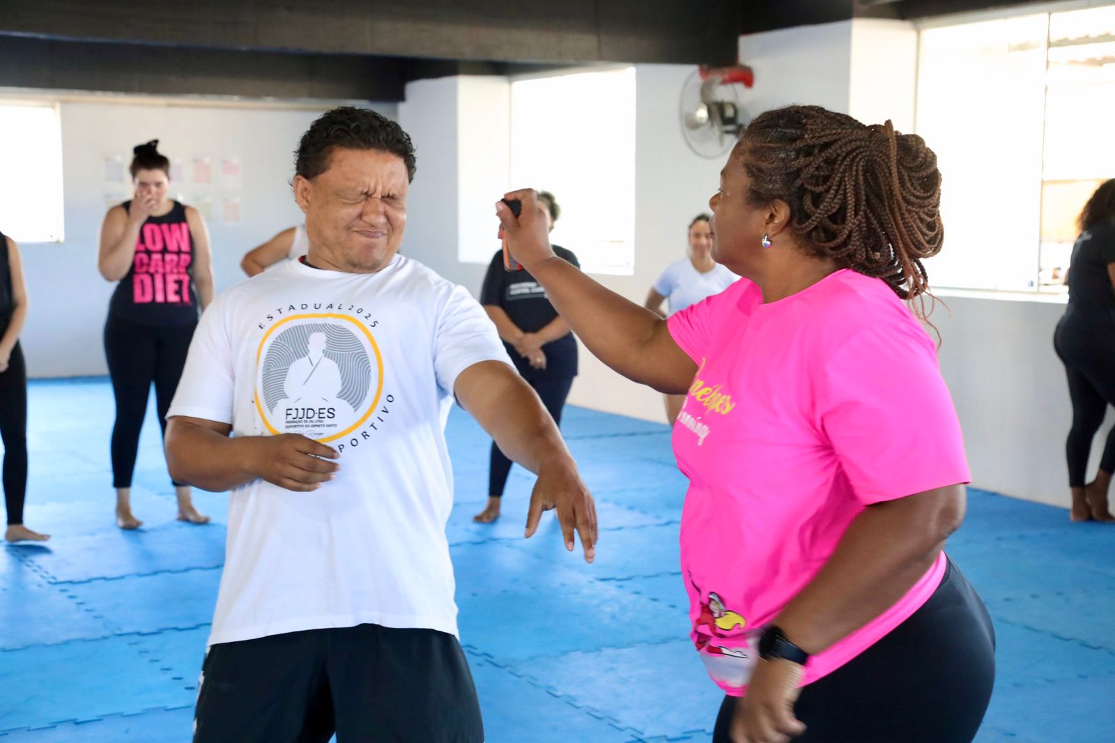 Uso de spray de gengibre e defesa pessoal marcaram encerramento de curso para mulheres