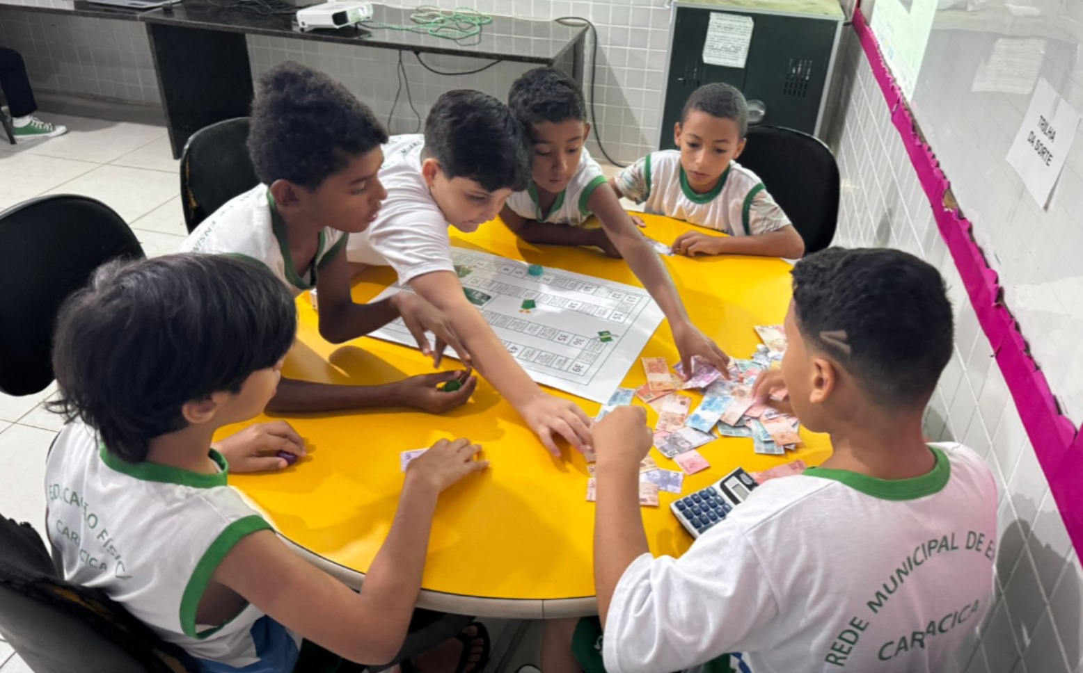 Rotação por Estações: alunos aprendem a lidar com dinheiro de forma prática e divertida em escola de Operário