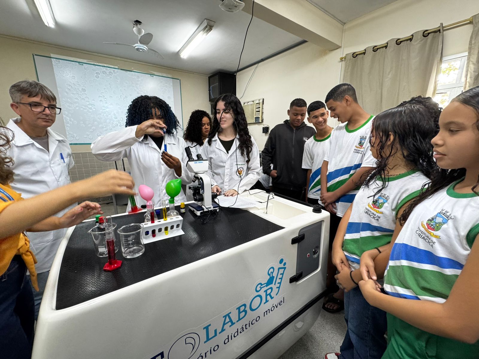 Estudantes aprendem processo de fermentação com Laboratório de Ciências Móvel