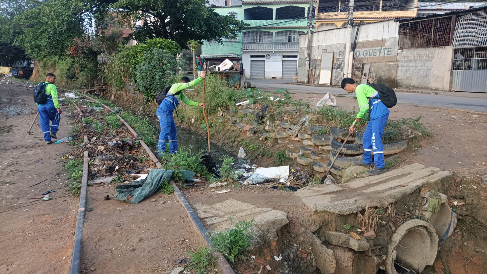 Após limpeza, canal volta a acumular lixo e Secretaria de Serviços pede colaboração de moradores