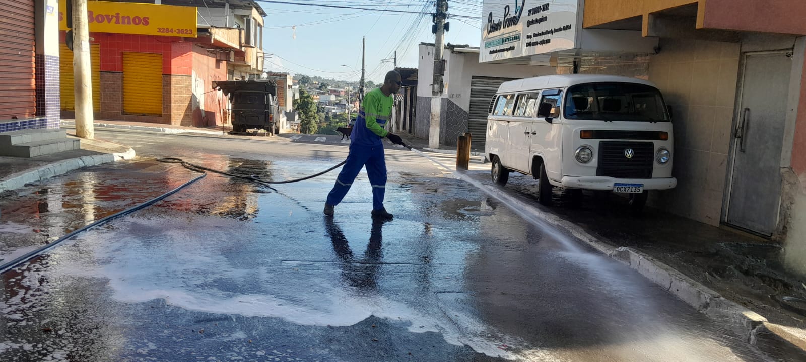 Secretaria de Serviços inicia semana com lavagem de rua em Nova Rosa da Penha