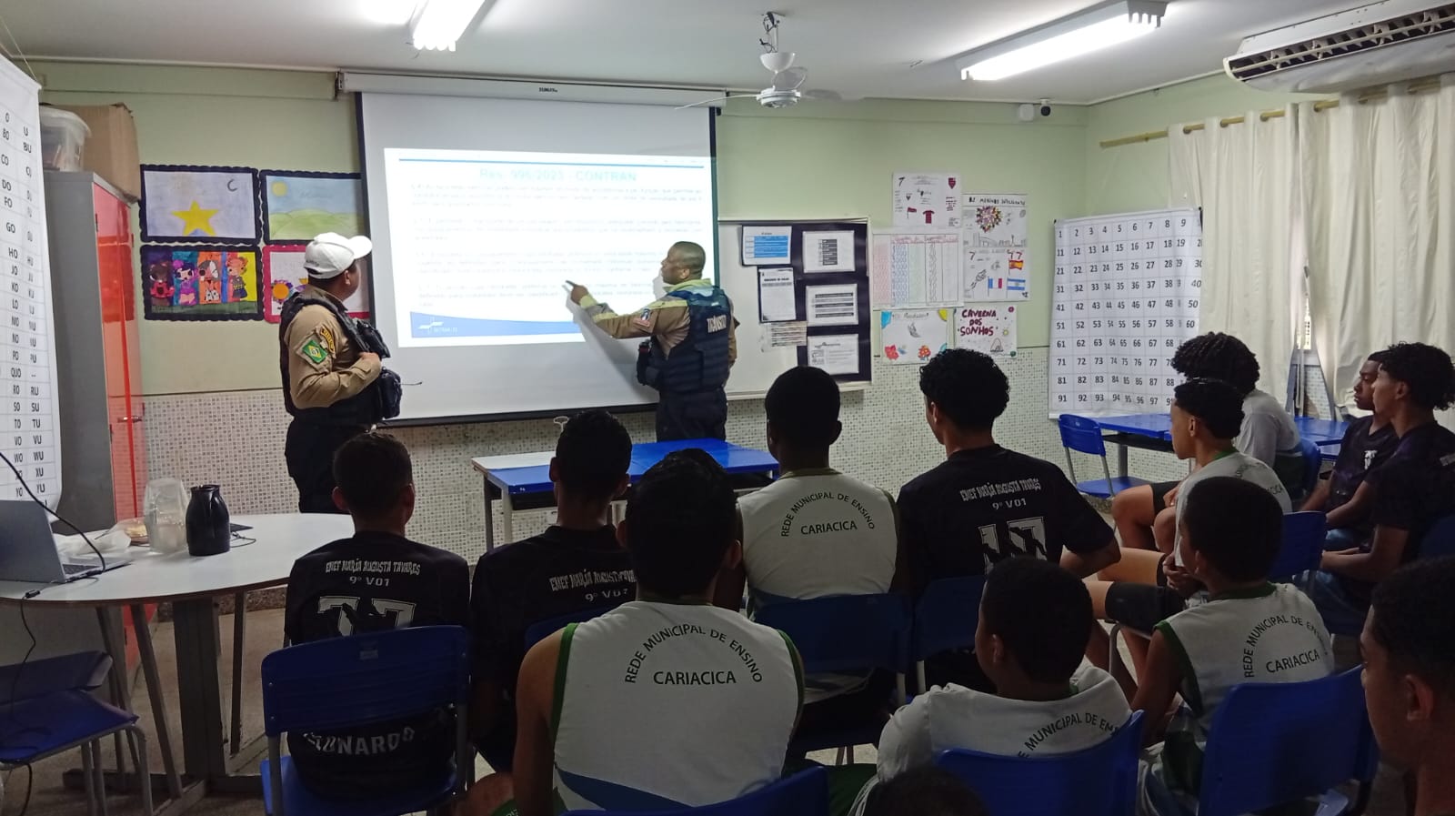 Educação no Trânsito: agentes orientam alunos de escola municipal sobre ciclomotores e bicicletas motorizadas